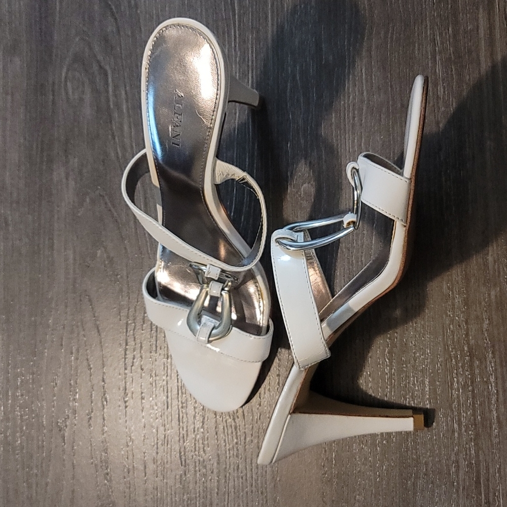 Strapped High Heels - Picture 2 of 3